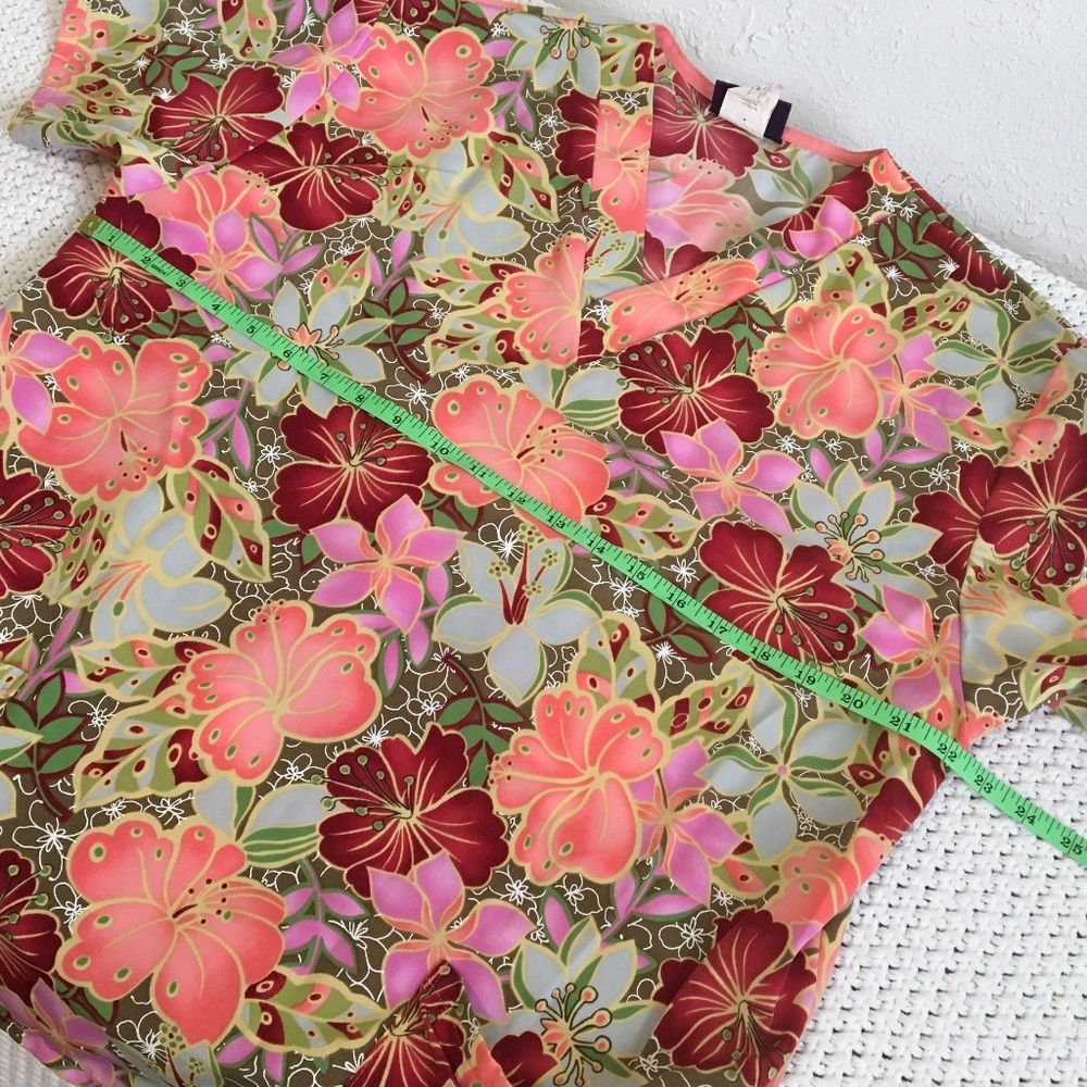 SILKY SCRUBS MULTICOLOR FLOWERS SIZE MEDIUM WITH 2 FRONT POCKETS NURSE SCRUB